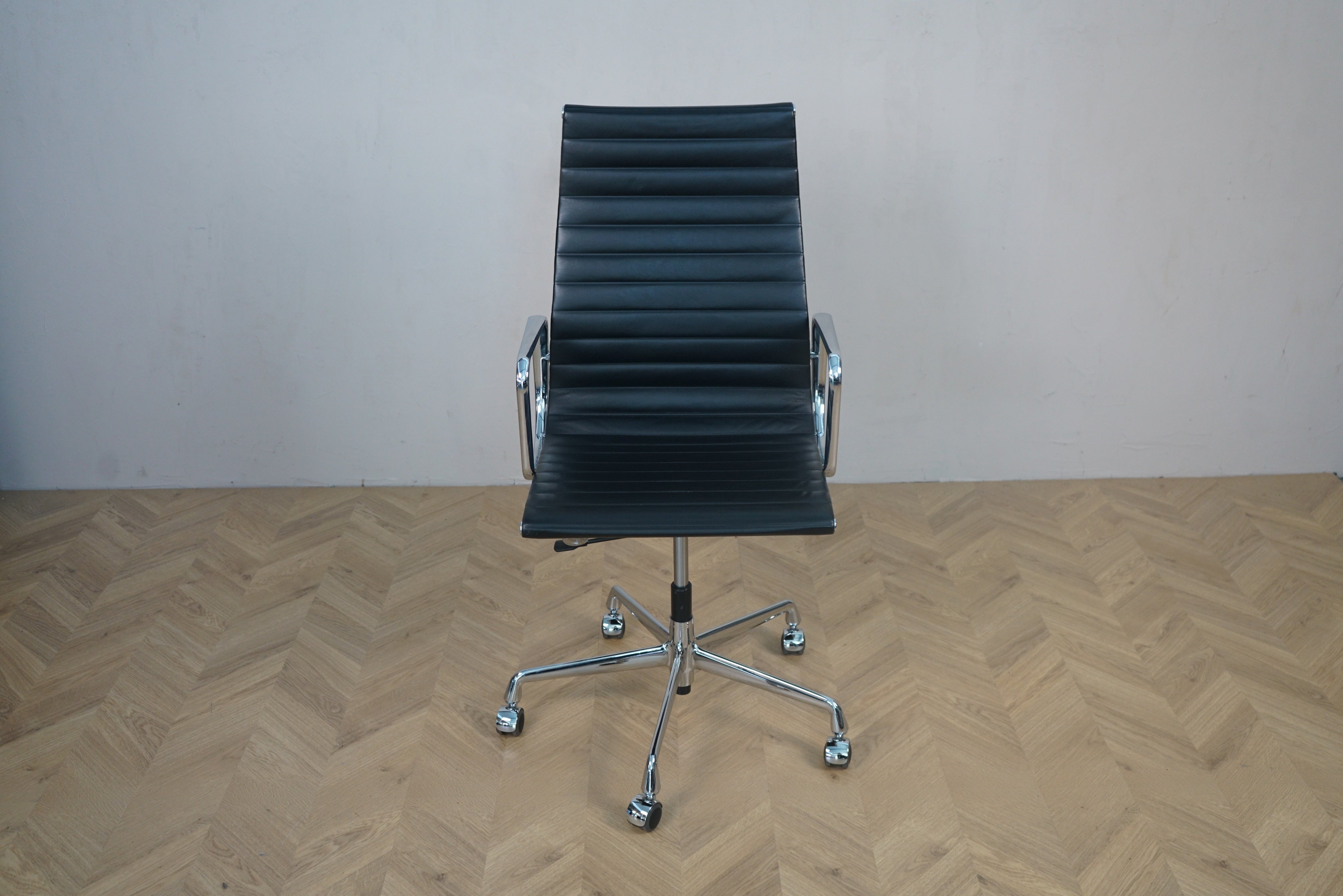 Vitra EA 119 kontorstol i sort læder med krom stel set forfra – design af Charles & Ray Eames